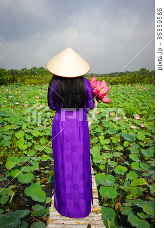 Vietnamese woman in traditional dress 36359586