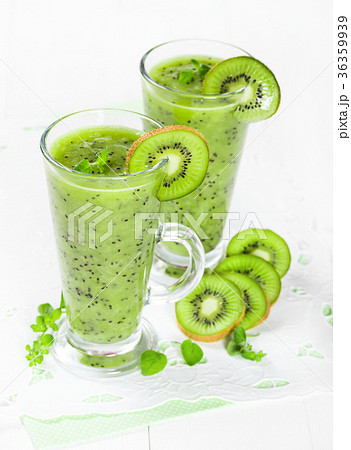 Smoothie with kiwi 36359939