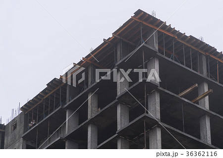 Construction of houses in winter. Severe weather 36362116