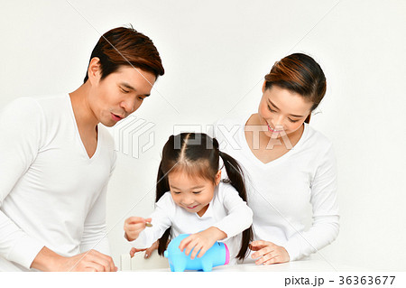 Parents are teaching children to save money. Parents are teaching children to save money. 36363677