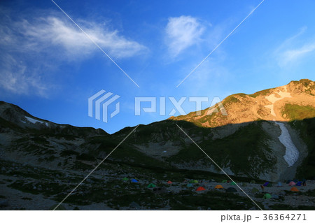 剣岳　剣沢から朝日に映える剣御前を見上げる 36364271