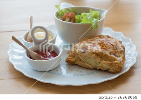 Scones with cheddar and bacon with Vegetable Salad Scones with cheddar and bacon with Vegetable Salad 36368069