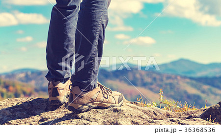 Man at the edge of a cliff 36368536