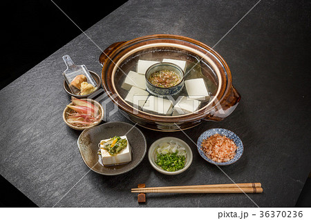 湯豆腐　Boiled tofu (bean curd) Japanese food 36370236