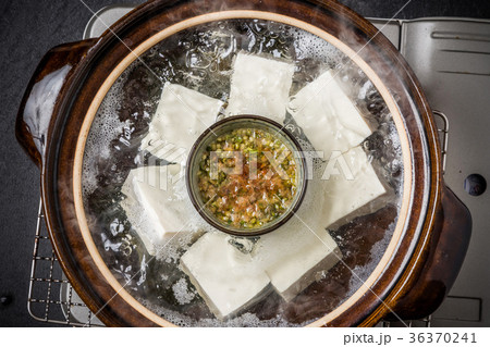 湯豆腐 Boiled tofu (bean curd) Japanese food 湯豆腐 Boiled tofu (bean curd) Japanese food 36370241
