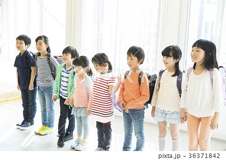 小学生　複数 36371842