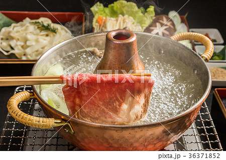和牛でしゃぶしゃぶ鍋　Shabu-shabu hot pot Japanese beef 36371852