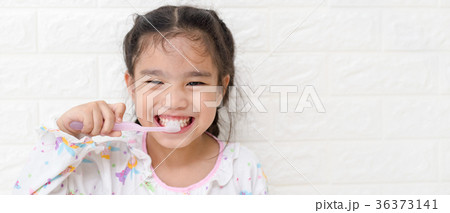 Little asian cute girl brush teeth Little asian cute girl brush teeth 36373141