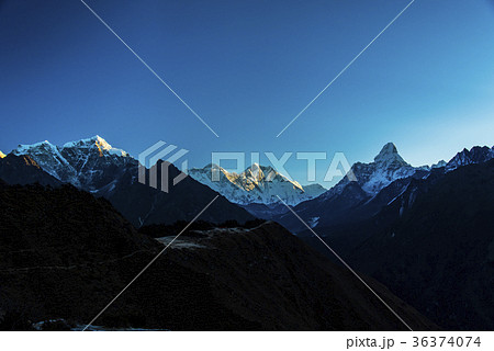 朝焼けのエベレスト山群 36374074