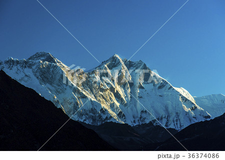 朝のエベレスト山群 36374086