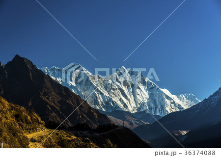 朝のエベレスト山群 36374088