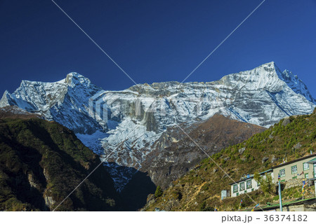 朝のナムチェバザールとコンデリ 36374182