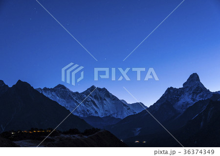 満点の星空とエベレスト山群 36374349