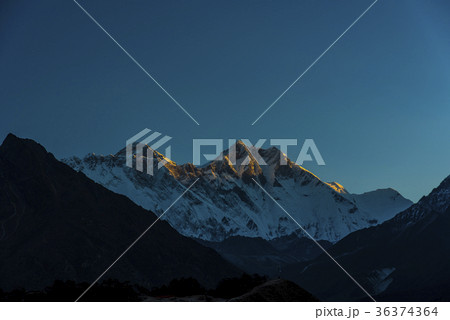 朝焼けのエベレスト山群 36374364