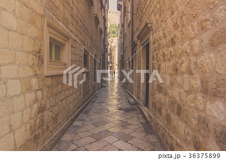 Narrow aisle between old building in Dubrovnik. 36375899