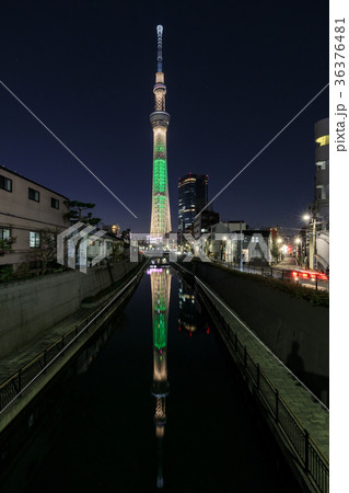 ライトアップした東京スカイツリー 逆さツリーの写真素材