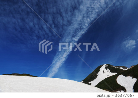 白山 青空と雲と雪と 飛行機雲 白山 青空と雲と雪と 飛行機雲 36377067