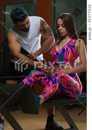 Sports people in the gym 36377410