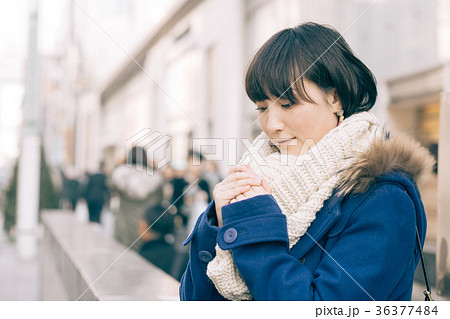 冬の街角に立つ20代女性　丸の内 36377484
