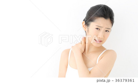 若い女性 肩こり 若い女性 肩こり 36379361