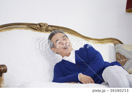 感情 男性 足を組む 36380253