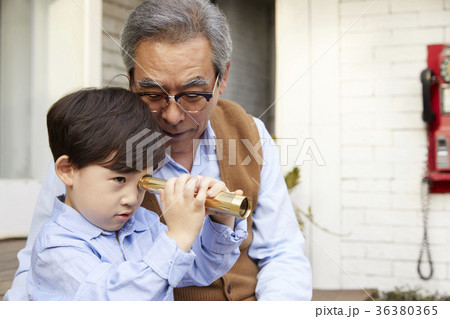 感情 観察 男性 36380365