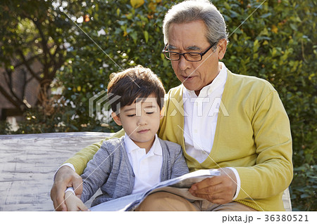 分かち合い 分け合う 男性 36380521
