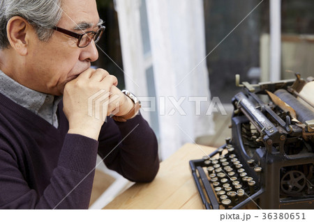 東洋人 上半身 手集める 36380651