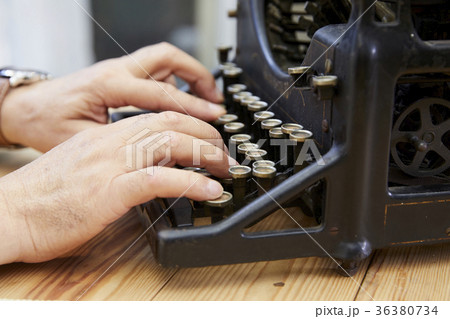 手 タイピング タイプライター 36380734