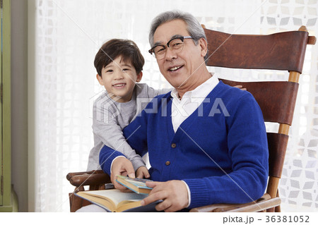 リビングルーム 男性 大家族 36381052