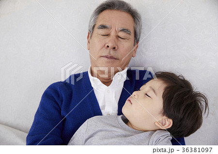 男性 大家族 上半身 36381097