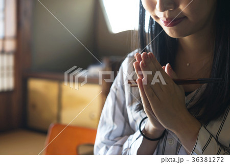 パーツカット　旅館で日本食を食べる若い女性 36381272