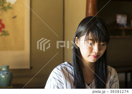 若い女性　和室 36381274