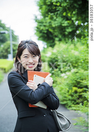 女性 ビジネス 営業 若い女性 かわいい 通勤の写真素材