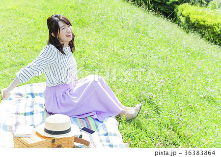 ピクニック 女性 レジャー 公園 ピクニック 女性 レジャー 公園 36383864