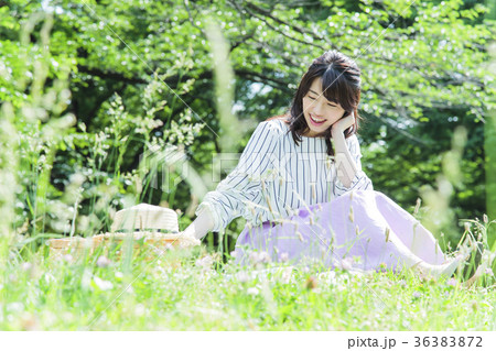 ピクニック 女性 レジャー 公園 ピクニック 女性 レジャー 公園 36383872