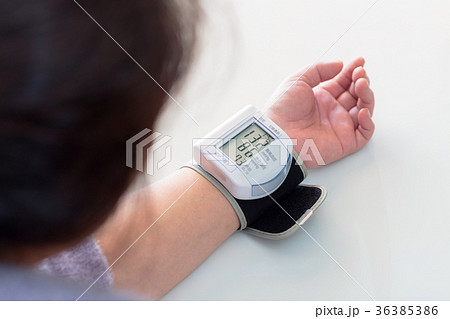 血圧を測る 血圧を測る 36385386