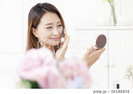 若い女性 化粧 メイク 36386856