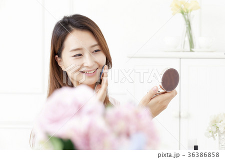 若い女性 化粧 メイク 36386858