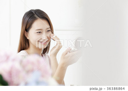 若い女性 化粧 メイク 36386864