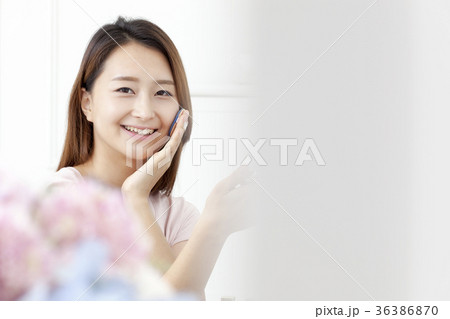 若い女性 化粧 メイク 36386870
