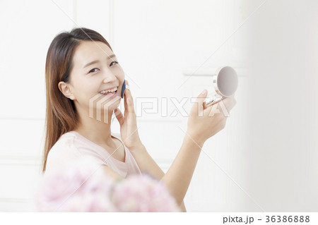 若い女性 化粧 メイク 36386888