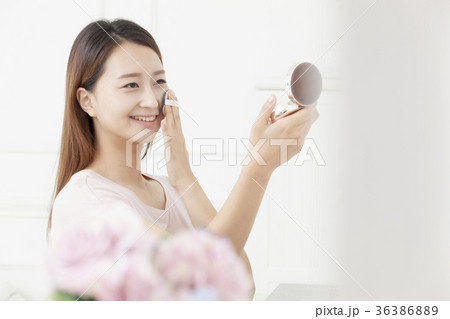 若い女性 化粧 メイク 36386889