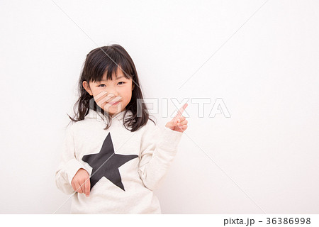 指差しをする小学生 指差しをする小学生 36386998