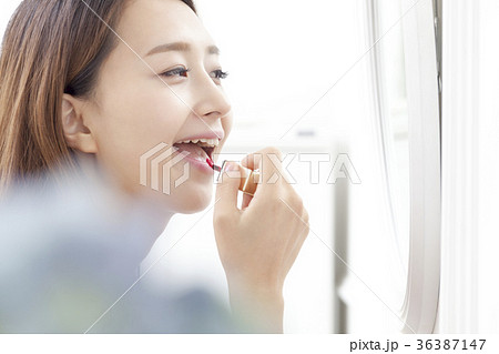 若い女性 化粧 メイク 36387147