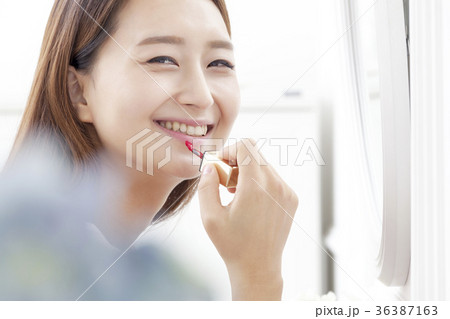 若い女性 化粧 メイク 36387163