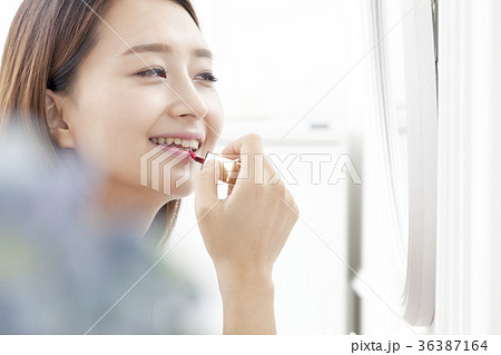 若い女性 化粧 メイク 36387164