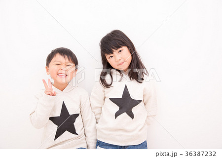 ペアルックの姉弟 36387232