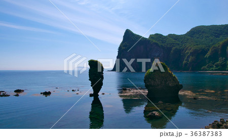 積丹の奇岩　夫婦岩　（16:9） 36387383