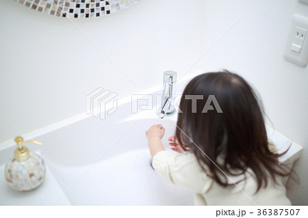 手洗い (洗面所 未成年 未就学児 育児 子育て 予防 背伸び 子供 ライフスタイル 習慣) 36387507